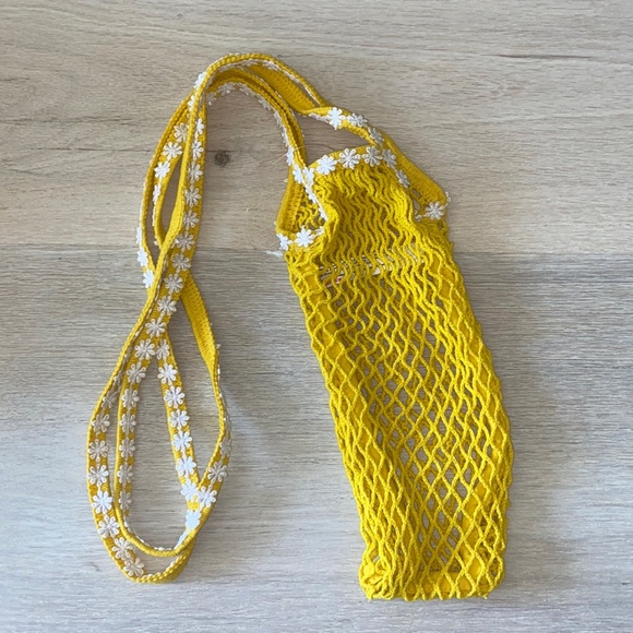 Free People Handbags - Free People Daisy Chain Crochet Net Phone Bag NWOT